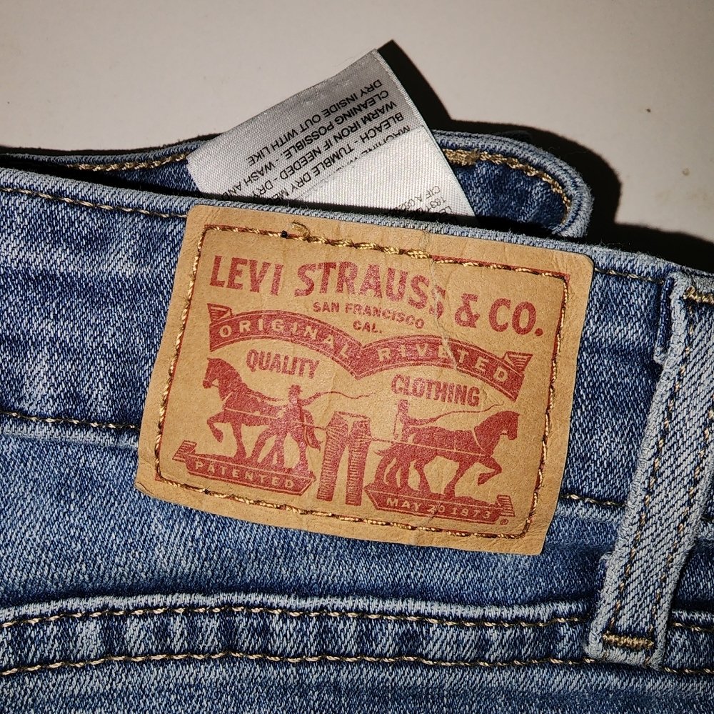 Levi's Women's 711 Skinny Size 28
